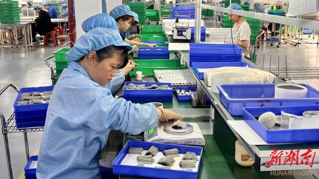 一企业用小小化妆刷“破圈” 湖南日报麻将胡了2模拟器试玩从沿海到内陆炎陵(图4)