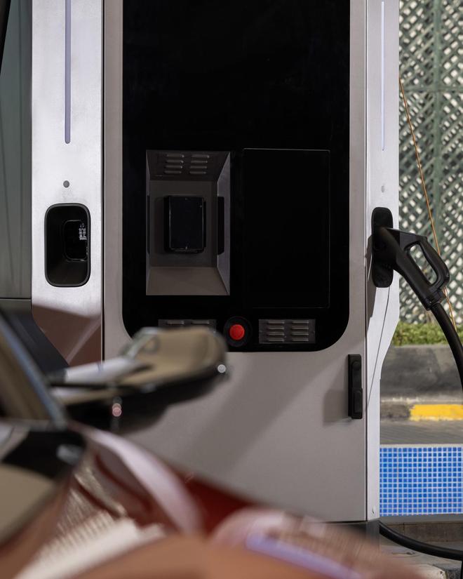 纪录：10%充至80%仅需13分钟35秒麻将胡了试玩莲花Emeya刷新电动车充电(图2)